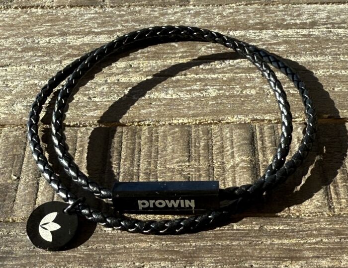 Armband Schwarz mit Anhänger proWIN Logo und Magnetschließe Farbe Schwarz