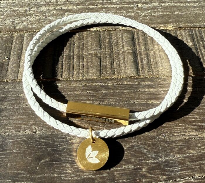 Armband Weiß mit Anhänger proWIN Logo und Magnetschließe Farbe gold